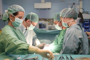 Cirujanos durante una intervención en quirófano.