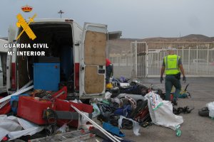 Objetos y piezas encontradas dentro del furgón tras su inspección.