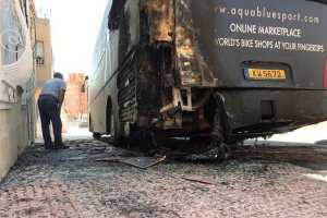 Un empleado de la empresa de grúas revisa el vehículo dañado ayer