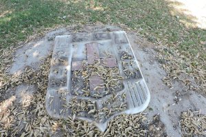 El escudo, tal y como estaba antes de ser reparado por el Ayuntamiento.