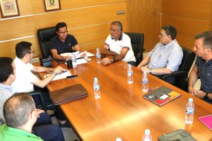 El alcalde,  en la reunión con el concejal de Obras Públicas y técnicos de empresas encargadas de los trabajos.