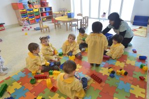 Una guardería mientras los niños realizan los juegos diarios con sus compañeros.