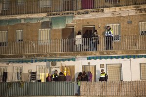 Agentes de la Policía Local con vecinos después de que estos fueran conminados a desalojar el inmueble el pasado 27 de enero.