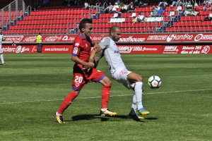 Nano en una de las jugadas del Numancia-Almería.