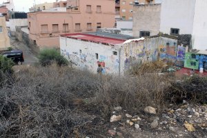 El popular Hoyo de Las Tres Marías y la valla metálica que lo separa del Hoyo de los Coheteros, que muestra un aspecto mucho más cuidado.