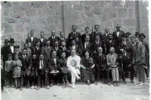 El Somatén de Turre con su madrina, el día de la entrega del Banderín. Foto Félix González Núñez. Revista Axarquía.