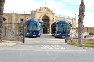 Autobuses de la línea que conecta Vera con Mojácar aparcados en la Plaza de Toros de Vera.