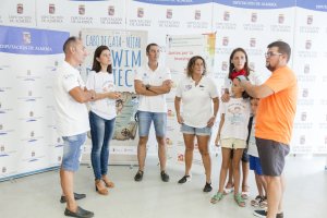Reunión de algunos de los nadadores con la diputada de Deportes, Ángeles Martínez.