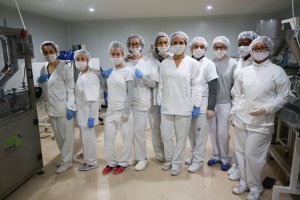 Personal de laboratorio y envasado durante el proceso de fabricación.