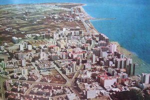 El barrio en los años 70. La avenida Cabo de Gata gira a la derecha desde el centro, llegando hasta la central térmica (al fondo).