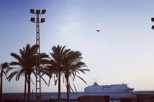 Buque de Transmediterránea accediendo al Puerto de Almería.