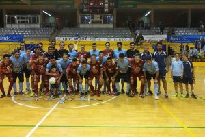 Los dos equipos en la pista.