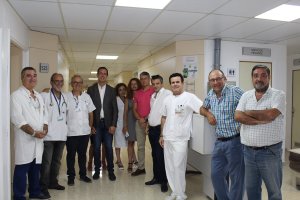 El delegado de Salud, José María Martín, y profesionales del Hospital Torrecárdenas en la reformada ala 5B.
