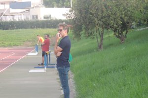 Miguel Corona contemplando su obra deportiva.