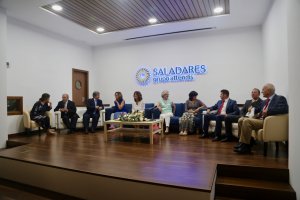 Padres y antiguos directores se han reunido en una mesa redonda.