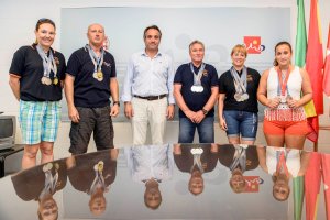 Concejal y club Los Troncos con medallas.