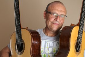 Joaquín Carrillo, con dos de las guitarras que ha construido en su taller de El Alquián. Todas son réplicas de instrumentos del gran violero Antonio 