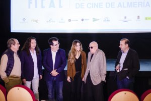 Alejandro Reyes (con gafas oscuras) junto a José Antonio López Alemán, Tomatito, Antonio J. Rodríguez, Andrea Barrionuevo y Enrique Iznaola, en el 