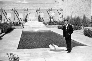 Adolfo Martínez junto al estanque de la Alcazaba.