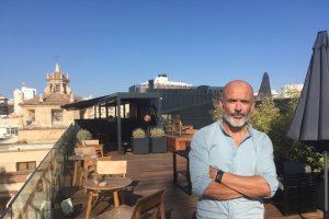 El gerente, Blas Bonilla, en la terraza del Hotel Aire Almería con Las Claras al fondo.