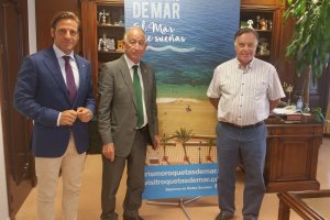 El alcalde junto al edil de Turismo y el representante del sector.