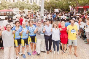 por los refugiados. Los tres ciclistas, junto con Pilar Ortega, Ángel Escobar y miembros de asociaciones.
