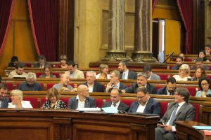 El Govern, en primera fila de escaños del Parlament, ayer