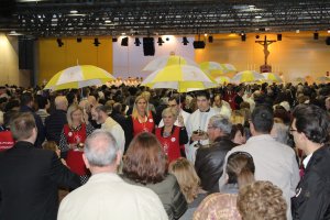 Imagen que muestra el papel crucial de los voluntarios durante el acto.