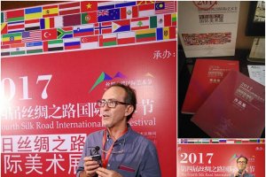 Fernando Barrionuevo, en su primer día en la Silk Road International Art Exhibition de China (Foto: Facebook Fernando Barrionuevo).
