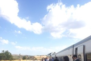 Imagen cedida por Verónica López, pasajera del tren, donde muestra a los viajeros en la vía.