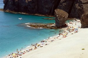 Vista de la Playa de Los Muertos de Carboneras.