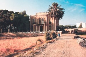 La casa palacio de Villa Soledad fue escenario hace un siglo de grandes fiestas y banquetes. En sus salones tomaban el te las familias de la alta soc