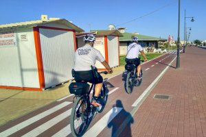 Patrullas en bicicleta a lo largo del paseo marítimo para una mayor seguridad.