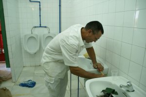 Trabajos de fontanería en uno de los centros.