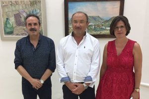 Domingo Ricardo Martínez, entre Alfredo Valdivia y Paqui Cruz en la inauguración de su muestra pictórica.