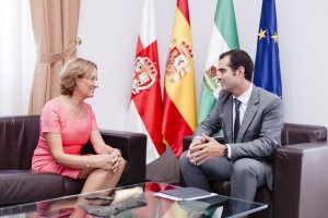 La presidenta de la Autoridad Portuaria y el alcalde de Almería, ayer, en su primer encuentro institucional.