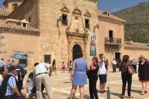 Devotos frente al Santuario del Saliente. La iglesia, abarrotad,a ha obligado a algunos fieles a esperar fuera del Santuario.
