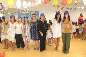 Eva María Carrillo, Míriam Estrada, Macarena Montiel, Marta Tristán, monitoras;?y Mª José Blanes, responsable de la Escuela; con Encarni Quesada y la