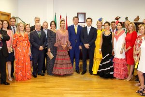 El alcalde de Adra, Manuel Cortés, junto con los concejales de la Corporación Municipal; y el pregonero de la Feria y Fiestas.