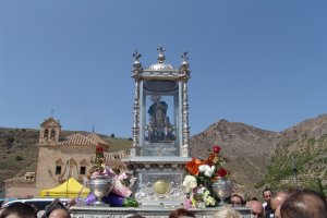 Procesión frente al Santuario del Saliente tras la romería del jueves al viernes.