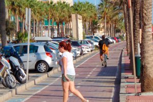El paseo marítimo es una de las zonas que más conflictos genera por la cantidad de gente que se reúne en él.