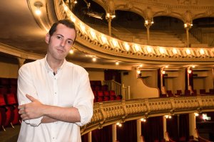 Curro  Verdegay fotografiado en el Teatro Cervantes durante la entrevista.