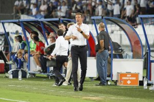 Ramis dando instrucciones en la banda.