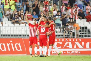 Brazos al cielo de Fran tras anotar su primer gol con la rojiblanca.