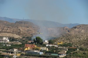 Uno de los medios aéreos de Infoca que han intervenido en Gádor.