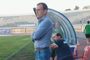 El entrenador del CD El Ejido, pendiente en la banda.