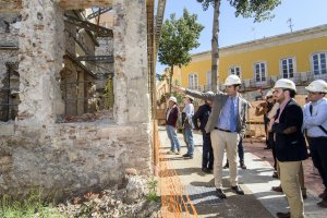 Ramón Fernández-Pacheco visitando las obras del edificio del ayuntamiento en la Plaza Vieja el pasado mes de marzo.