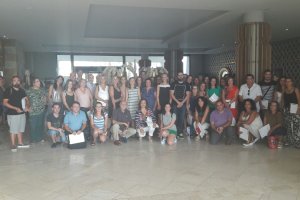 Foto de familia de la delegada de Educación con docentes de colegios públicos rurales asistentes a las jornadas.
