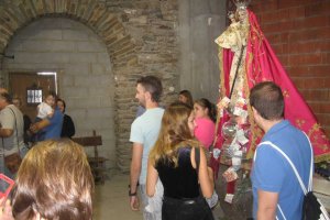 En su camarín Allí estuvo la Virgen hasta las 7 de la tarde. Foto: J.L.L.B.