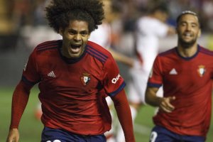 Aridane y Quique González celebran el 0 a 1 en Vallecas.